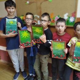 Uczniowie z klasy II SP prezentują samodzielnie wykonane prezenty dla Rodziców.