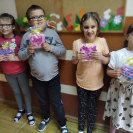 Uczniowie z klasy Ib SP prezentują własnoręcznie wykonane prezenty dla Rodziców.