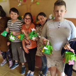 Uczniowie z klasy IIIa SP prezentują samodzielnie wykonane prezenty dla Rodziców.