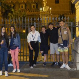 Grupa młodzieży na tle Katedry w Palermo podczas wieczornego spaceru