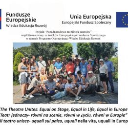 Grupa młodzieży i nauczycieli z Polski i Włoch pozuje do wspólnego zdjęcia. Na zdjęciu znajdują się symbole Unii Europejskiej oraz Funduszy Europejskich