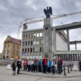 Pomnik Niepodległości na tle odnawianego Dworca PKP.