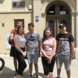 Olek, Julia, Patryk, Wiktoria i Dawid są pod Muzeum Lat Szkolnych Stefana Żeromskiego.