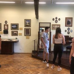 Uczniowie zwiedzają muzeum.