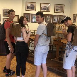 Julia, Dawid i Patryk mają plecaki z czasów Żeromskiego, tylko Olek ma plecach współczesny.