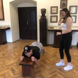 Julia wymierza "dyscyplinką" karę Dawidowi.