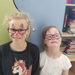 Hania i Patrycja prezentują pomalowane twarze kotów.