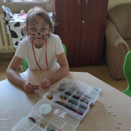 Zuzia projektuje swoją brasoletkę.