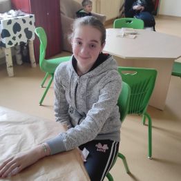 Natalia prezentuje gotową i wykonaną przez siebie bransoletkę.