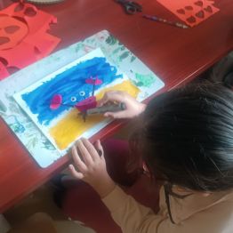 Gosia wykonująca swoją pracę plastyczną.