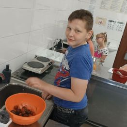 Piotrek myje owoce.