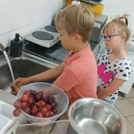 Filip myje owoce.