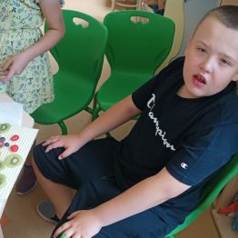 Maciuś i jego owocowe inspiracje.