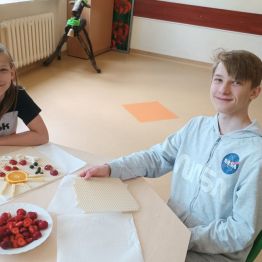 Patryk i Filip w trakcie przygotowań owocowych fantazji.
