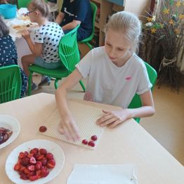 Daria przygotowuje swoją letnią, owocową kompozycję.