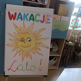 Praca plastyczna - słońce i napis "wakacje, lato".
