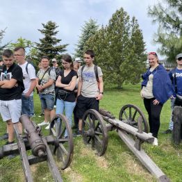Uczniowie oglądający armaty.