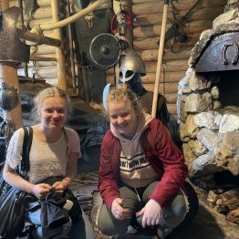 Uczennice wśród średniowiecznych elementów zbroi. 