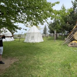 Uczeń strzelający z łuku.