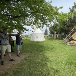 Uczeń strzelający z łuku.