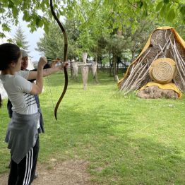 Uczennica strzelająca z łuku.