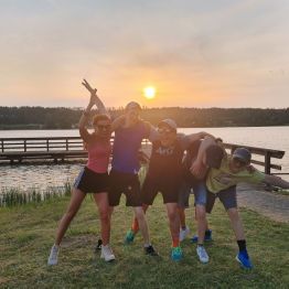 Uczniowie przy zachodzie słońca.