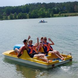 Uczniowie na rowerku wodnym