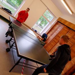 Chłopcy grający w tenisa stołowego