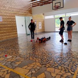 Chłopcy grający w bocce