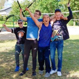 Uczniowie trzymający kije do unihokeja