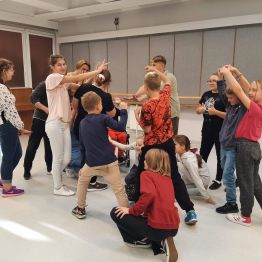 Grupa dzieci i młodzieży podczas próby teatralnej w KCK