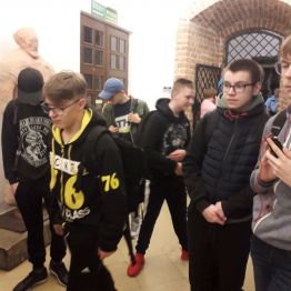 wychowankowie w muzeum