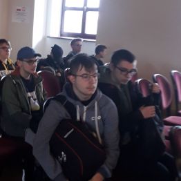 wychowankowie siedzą na sali gdzie dawniej znajdował się sąd sąd