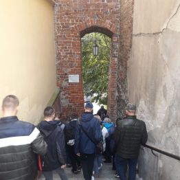 wychowankowie przechodzą przez "ucho igielne" w Sandomierzu