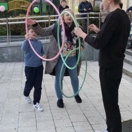Przygotowanie do kręcenia hula-hop