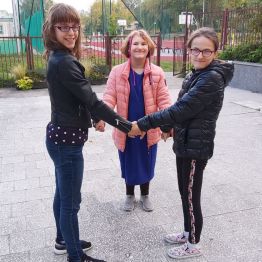 Dziewczynki przygotowują się do tańca.