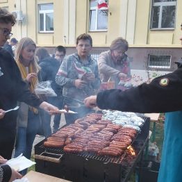 Wychowawca Pan Łukasz grilluje pyszne kiełbaski dla Nas wszystkich.