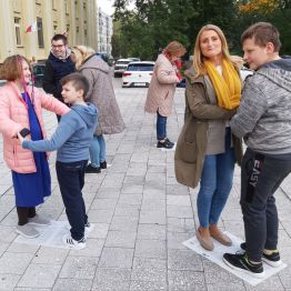 Taniec na gazecie.