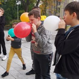 Dmuchanie balonów.