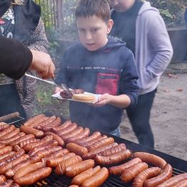 Chłopiec otrzymuje kiełbasę.