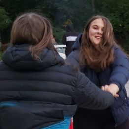 Tańczące dziewczynki na dyskotece.