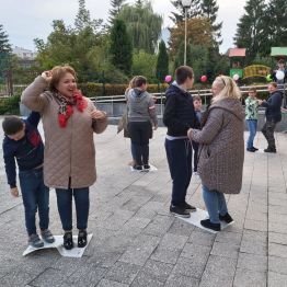 Tańczące pary na gazecie.
