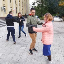 Tańczące pary na dyskotece. pod chmurką.