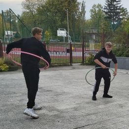 Chłopcy kręcą hula - hop.