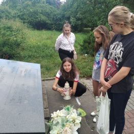 Wychowanki zapalają znicz pod pomnikiem żołnierzy AK