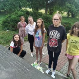 Wychowanki oddają cześć zamordowanym podczas II wojny światowej
