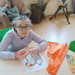 Weronika przygotowuje kropki - kulki z bibuły.