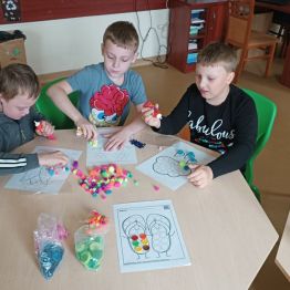 Uczniowie przygotowują swoje kropkowe prace.