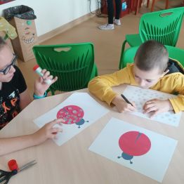 Uczniowie przygotowują kropki dla biedronki.