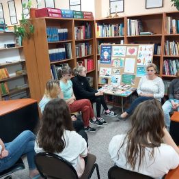 Dziewczynki  na zajęciach bibliotece.
